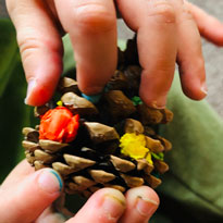 Kiefernzapfen als Baumschmuck